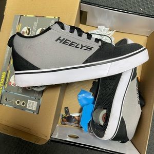 NIB Size 7 Heelys black/gray
